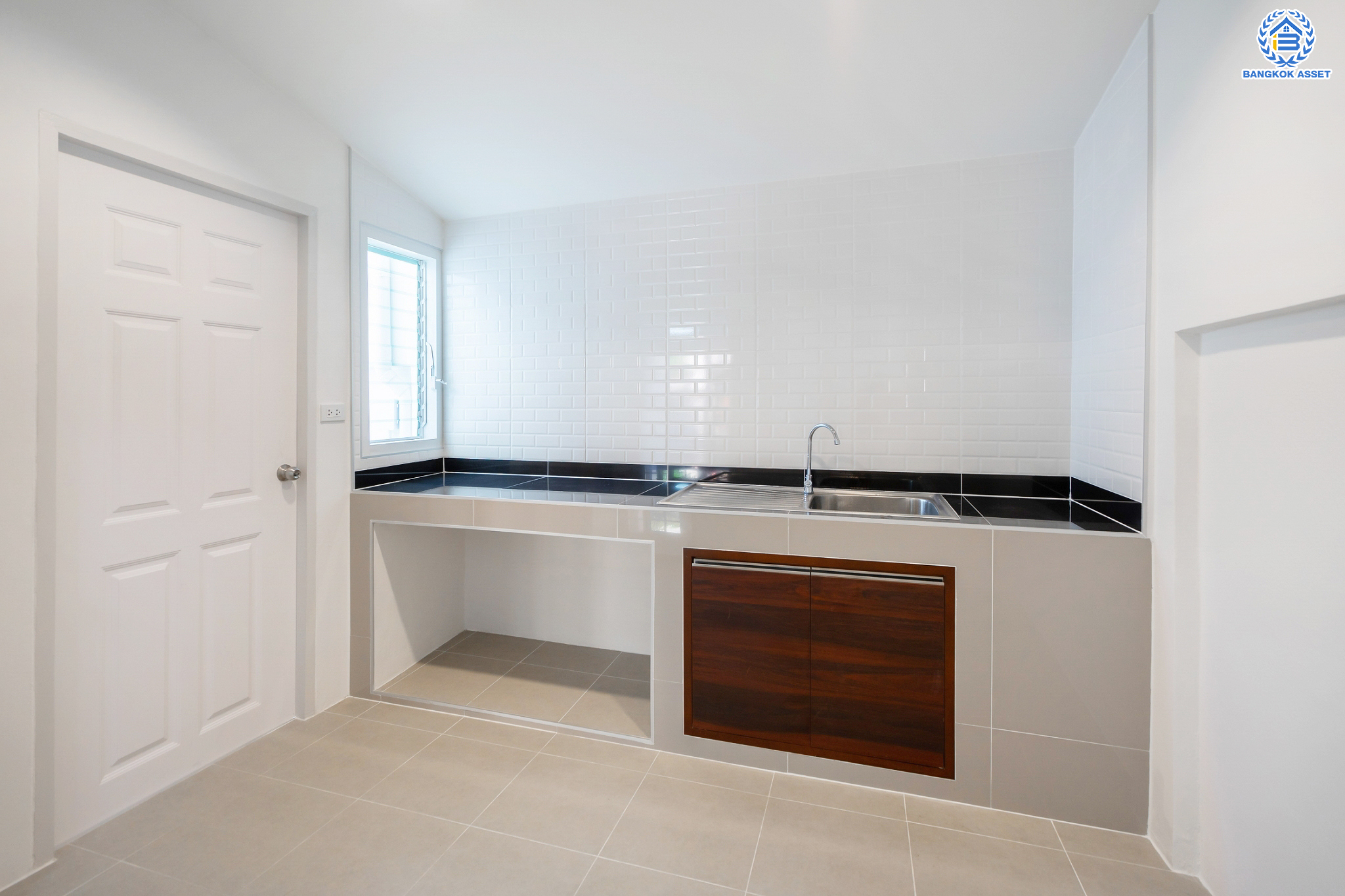 บ้านมือสองตกแต่งใหม่ ม.รติรมย์ 3 สวนผัก บ้านดีไซน์สวยพร้อมอยู่ เนื้อที่ 21 ตร.ว. ฟังก์ชัน 3 ห้องนอน 2 ห้องน้ำ 1 ที่จอดรถ บนทำเลศักยภาพ เชื่อมต่อหลายเส้นทางหลัก ใกล้ทางด่วน "ศรีรัช" รถไฟฟ้าสายสีแดง "สถานีตลิ่งชัน"และแหล่ง Community Mall ชั้นนำมากมาย